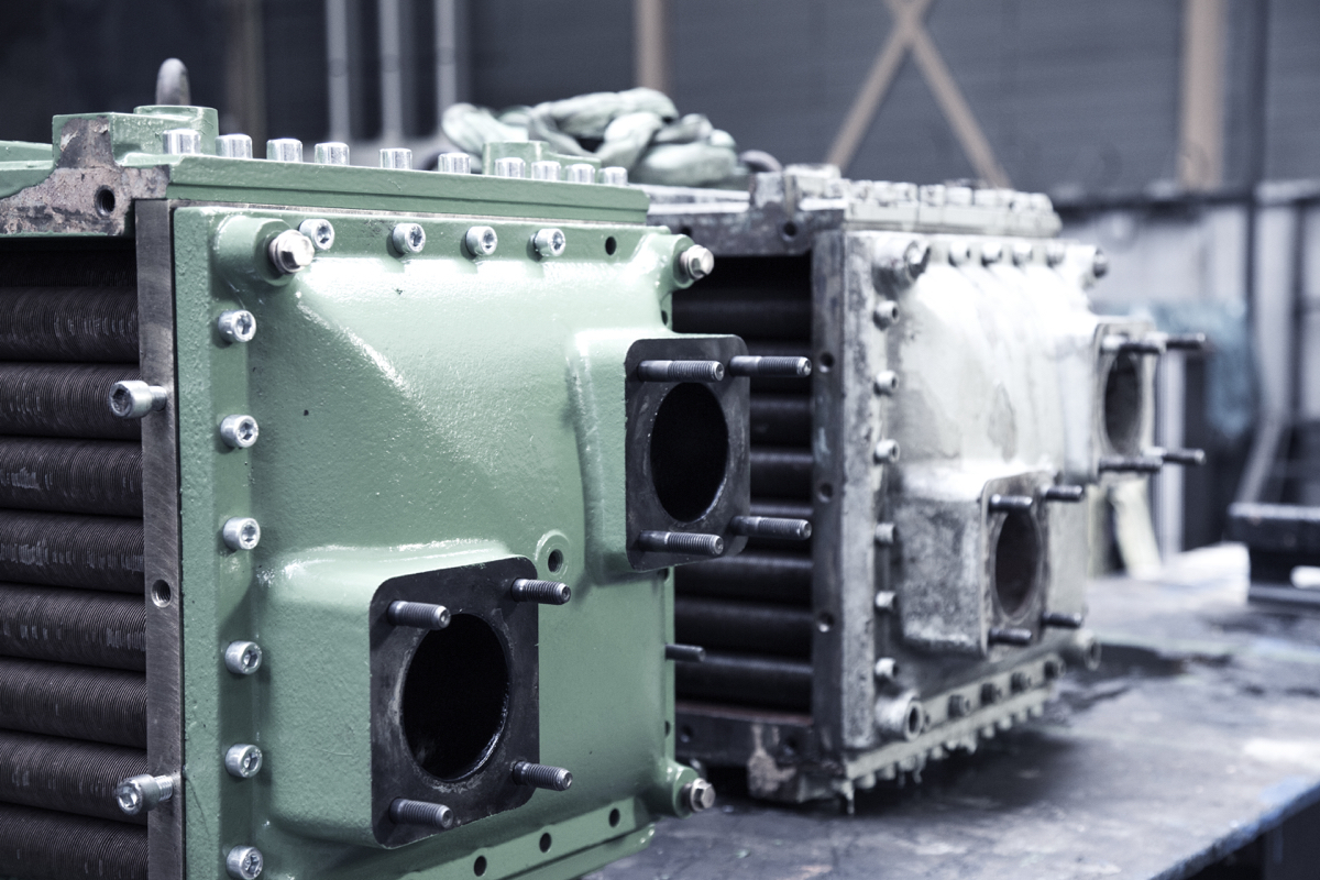 Cleaning air and oil coolers with high pressure water jets