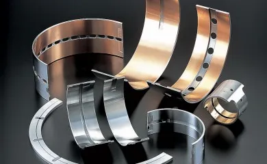 Engine bearings replacement process in workshop